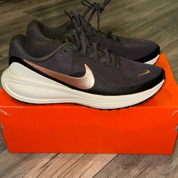 Nike Revolution 8 Running Shoe - Women's Sz 9.5 - Picture 6 of 10